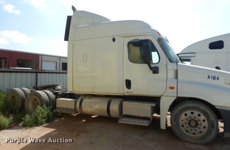 image for item DC2037 2009 Freightliner Cascadia 125  semi truck