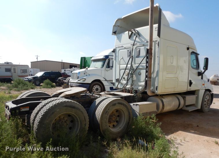 image for item DC2037 2009 Freightliner Cascadia 125  semi truck