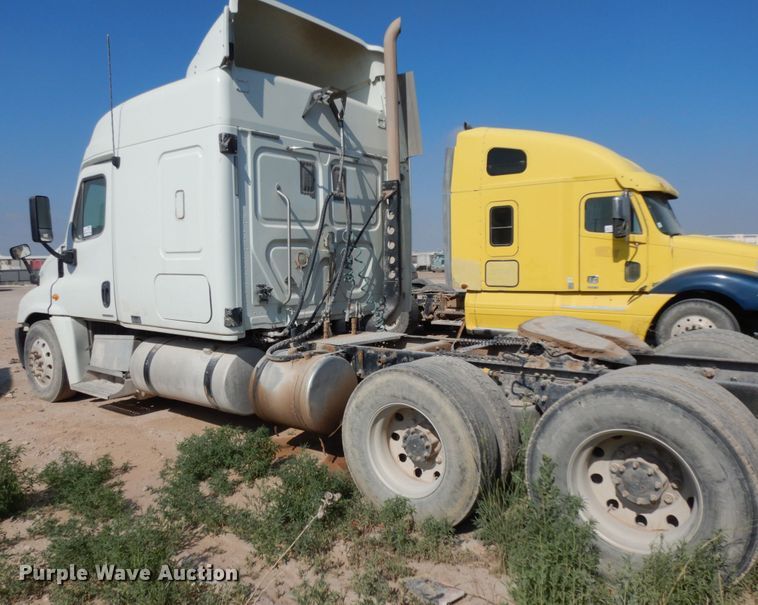 image for item DC2037 2009 Freightliner Cascadia 125  semi truck