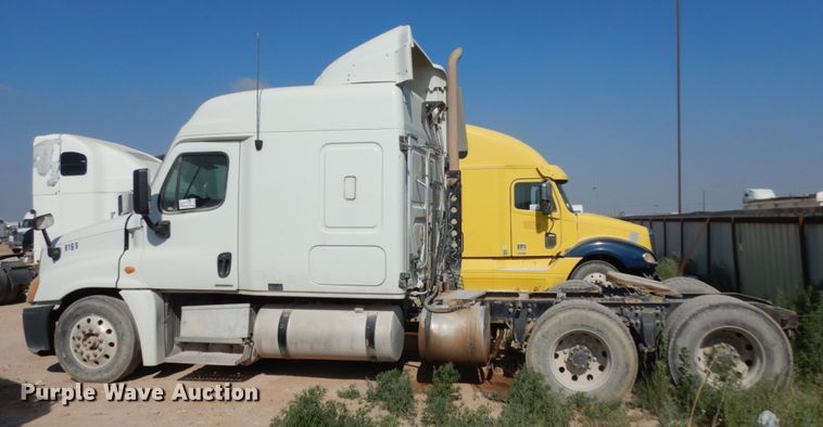 image for item DC2037 2009 Freightliner Cascadia 125  semi truck