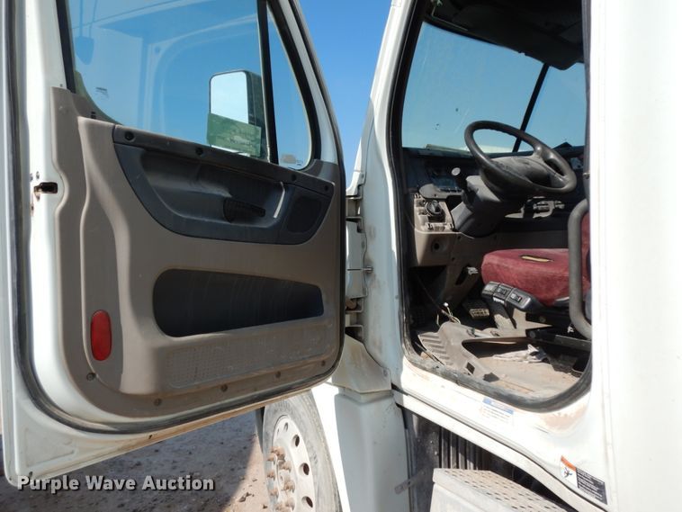 image for item DC2037 2009 Freightliner Cascadia 125  semi truck