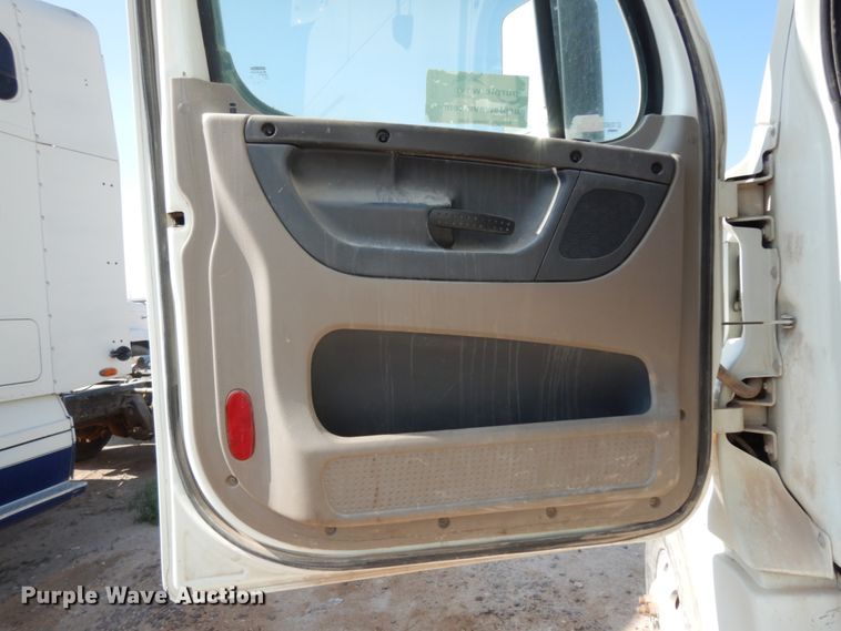 image for item DC2037 2009 Freightliner Cascadia 125  semi truck