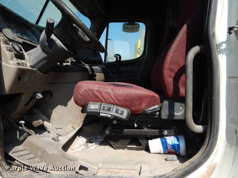 image for item DC2037 2009 Freightliner Cascadia 125  semi truck