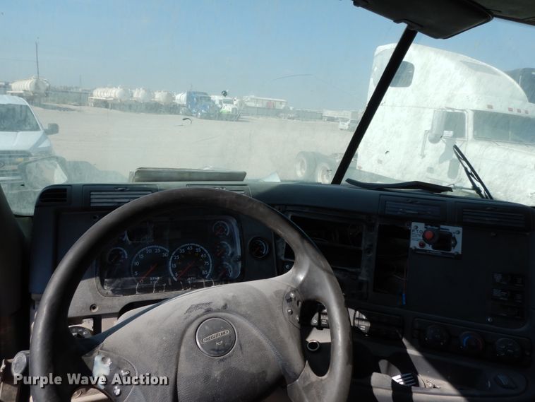 image for item DC2037 2009 Freightliner Cascadia 125  semi truck