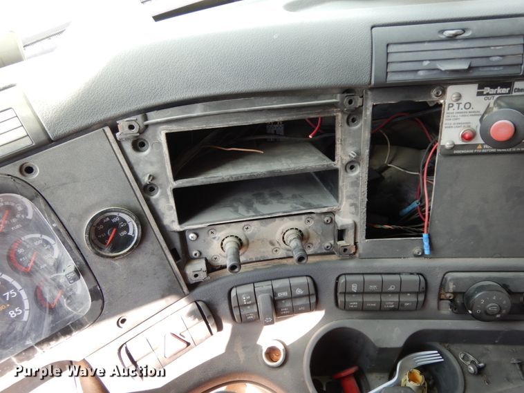 image for item DC2037 2009 Freightliner Cascadia 125  semi truck