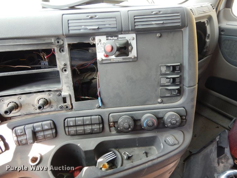 image for item DC2037 2009 Freightliner Cascadia 125  semi truck