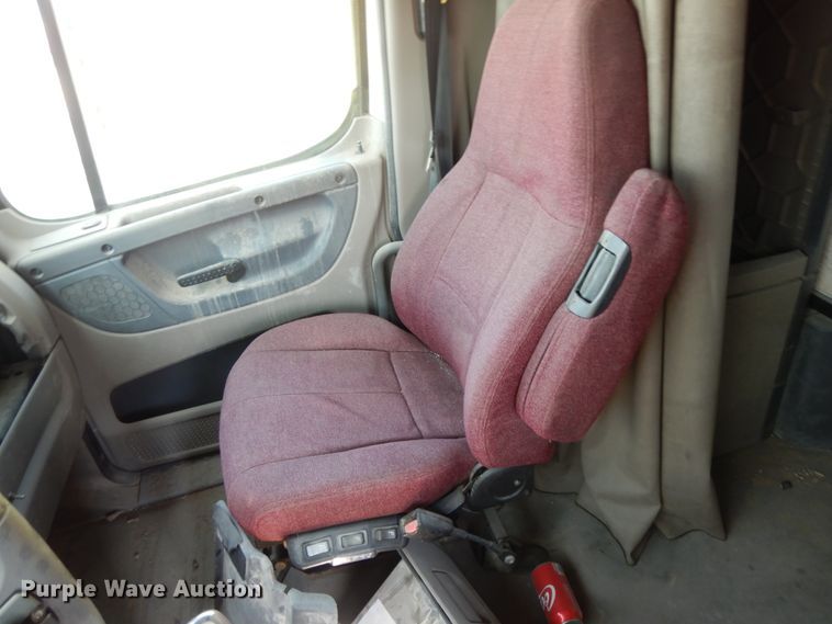 image for item DC2037 2009 Freightliner Cascadia 125  semi truck