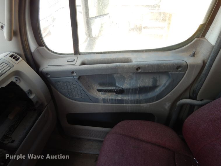 image for item DC2037 2009 Freightliner Cascadia 125  semi truck