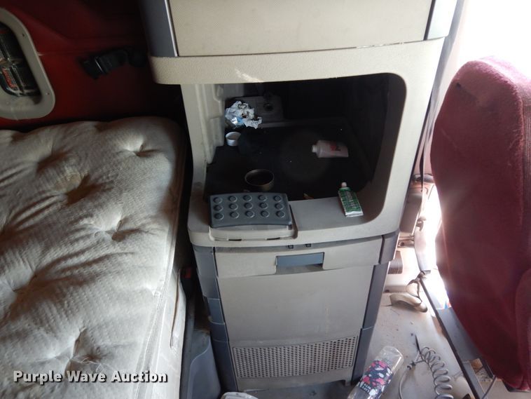 image for item DC2037 2009 Freightliner Cascadia 125  semi truck