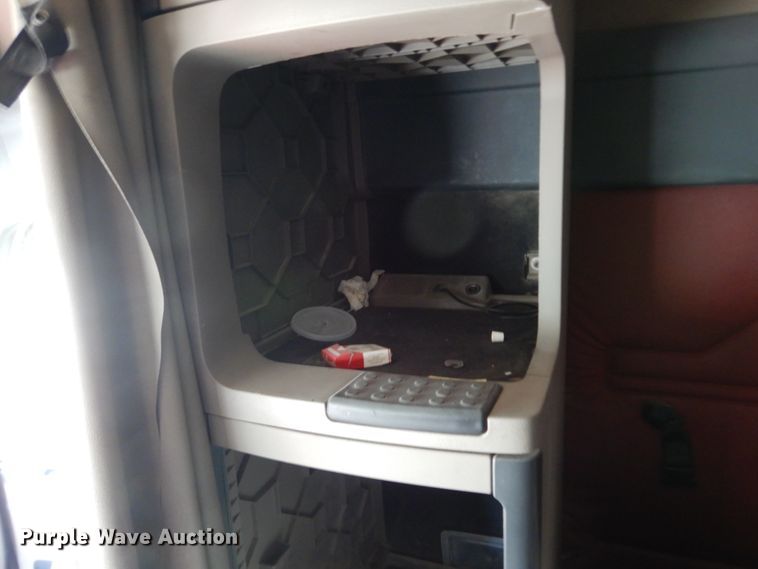 image for item DC2037 2009 Freightliner Cascadia 125  semi truck