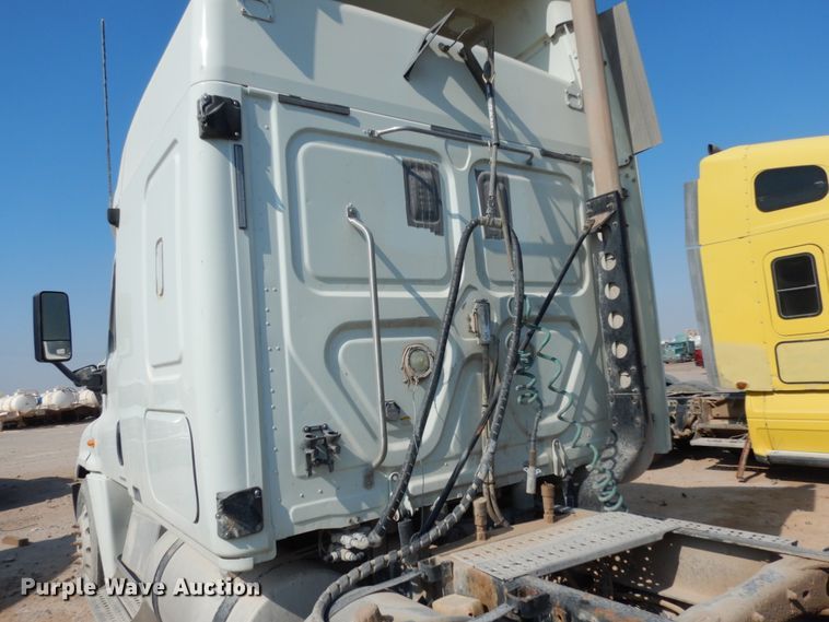 image for item DC2037 2009 Freightliner Cascadia 125  semi truck