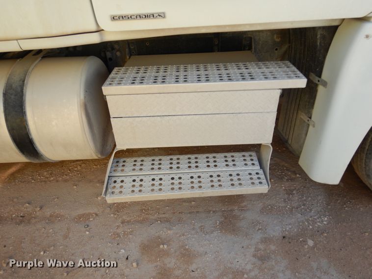 image for item DC2037 2009 Freightliner Cascadia 125  semi truck