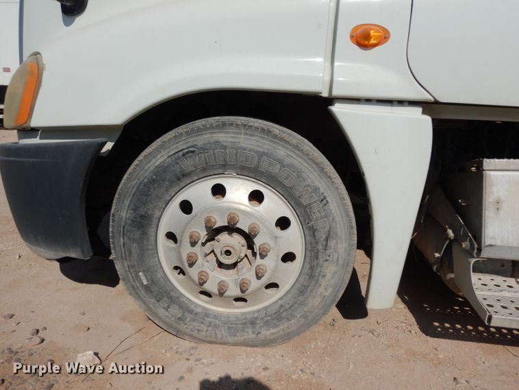 image for item DC2037 2009 Freightliner Cascadia 125  semi truck