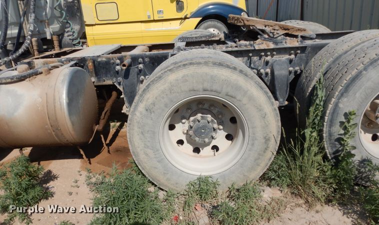 image for item DC2037 2009 Freightliner Cascadia 125  semi truck