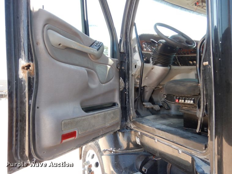 image for item DC2038 2009 Peterbilt 387  semi truck