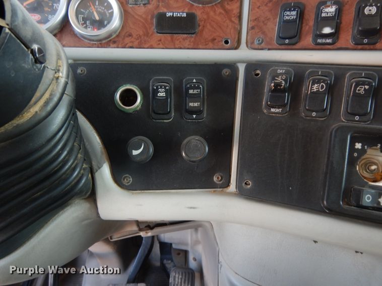 image for item DC2038 2009 Peterbilt 387  semi truck