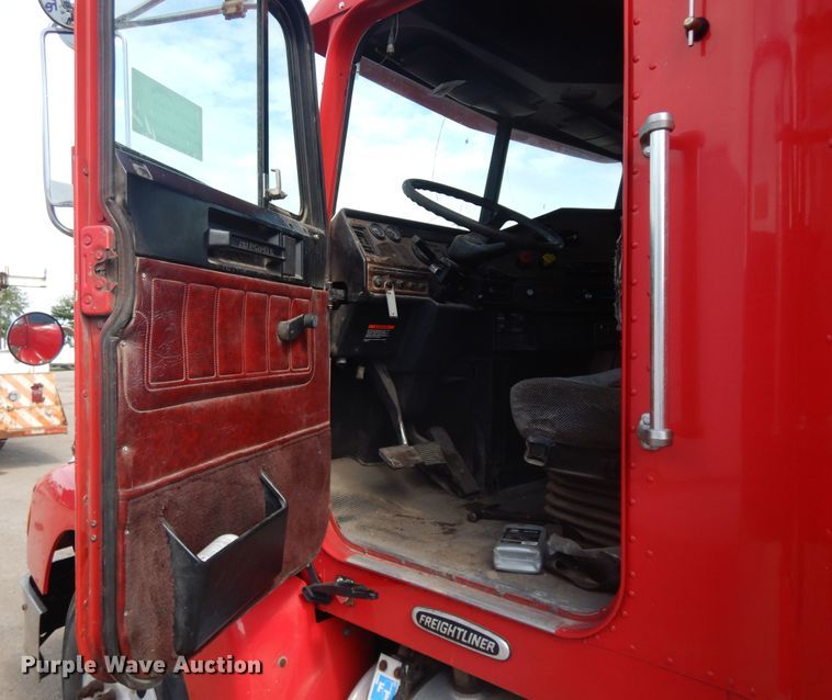 image for item DF6793 1997 Freightliner FLD120  semi truck