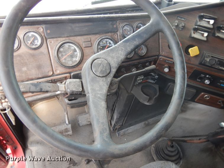 image for item DF6793 1997 Freightliner FLD120  semi truck