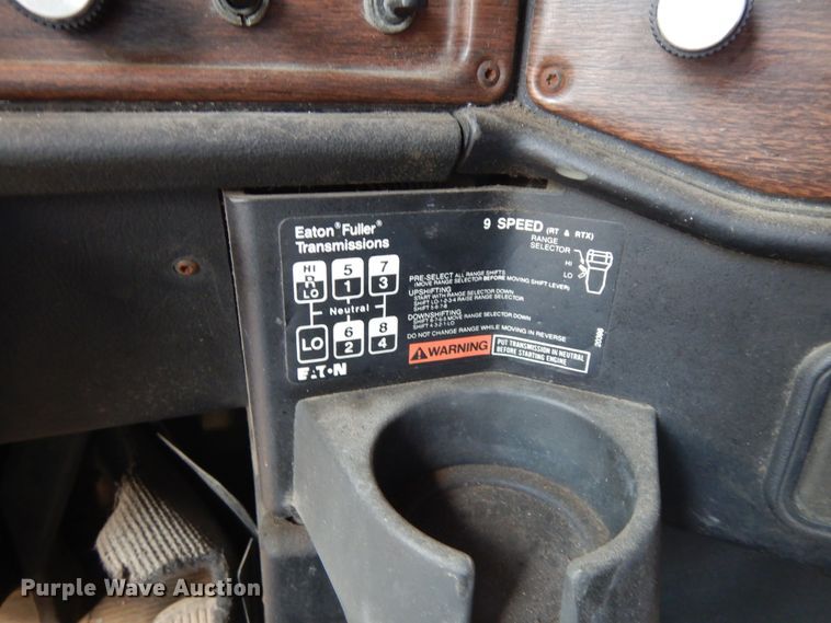 image for item DF6793 1997 Freightliner FLD120  semi truck