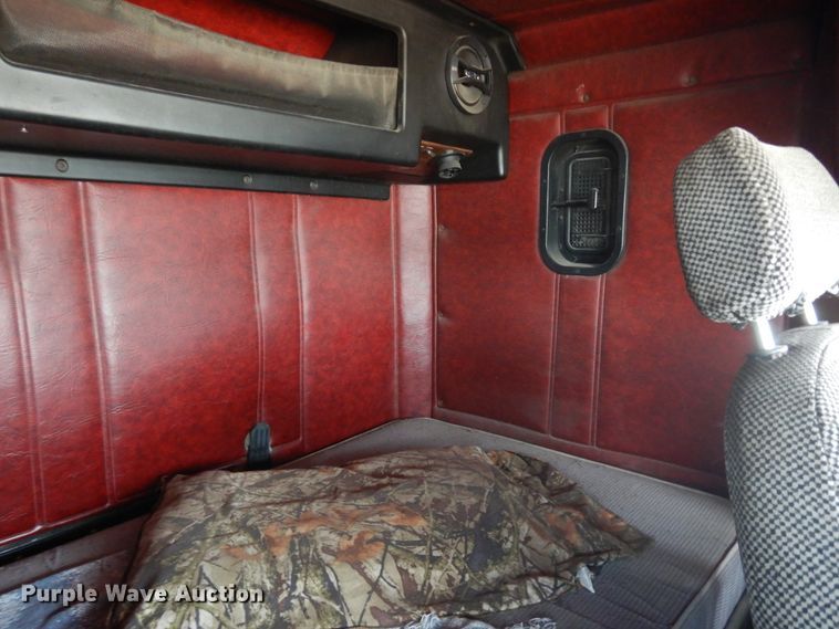 image for item DF6793 1997 Freightliner FLD120  semi truck