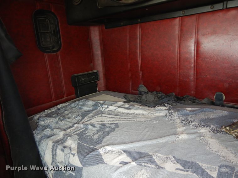 image for item DF6793 1997 Freightliner FLD120  semi truck