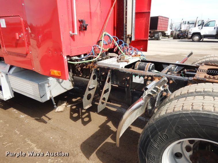 image for item DF6793 1997 Freightliner FLD120  semi truck