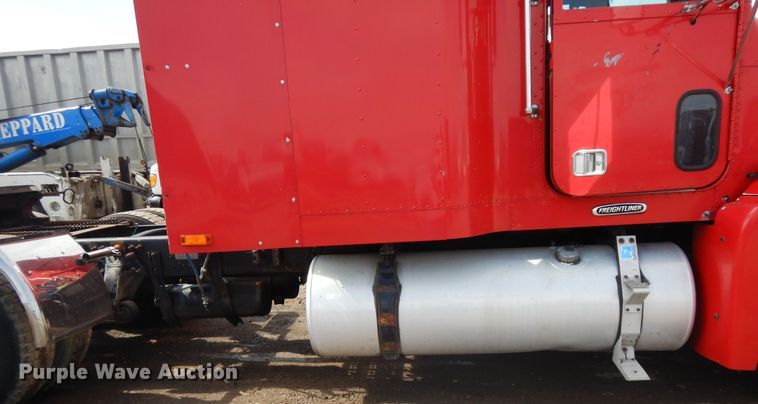 image for item DF6793 1997 Freightliner FLD120  semi truck