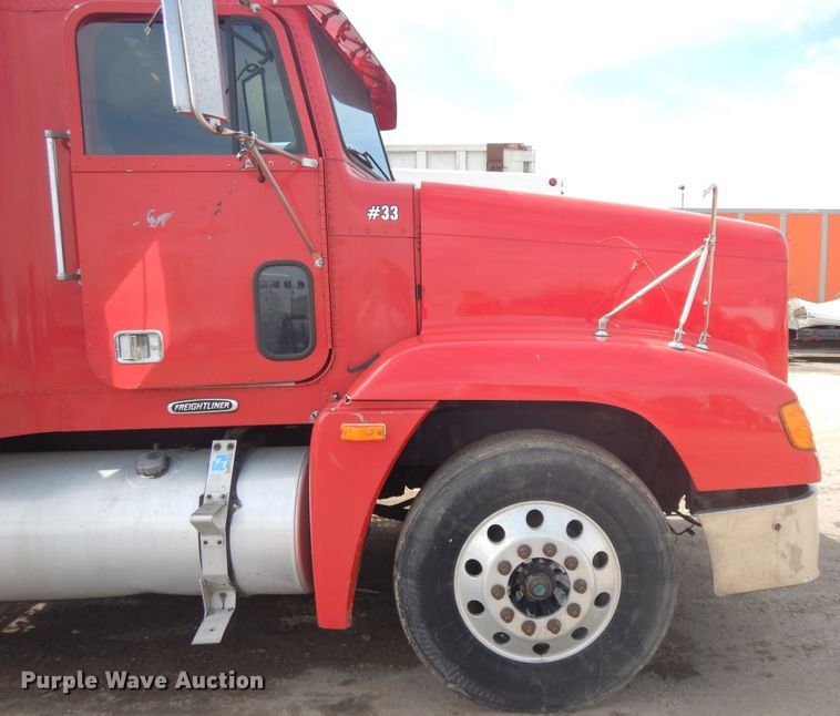image for item DF6793 1997 Freightliner FLD120  semi truck