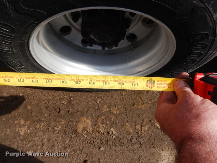 image for item DF6793 1997 Freightliner FLD120  semi truck