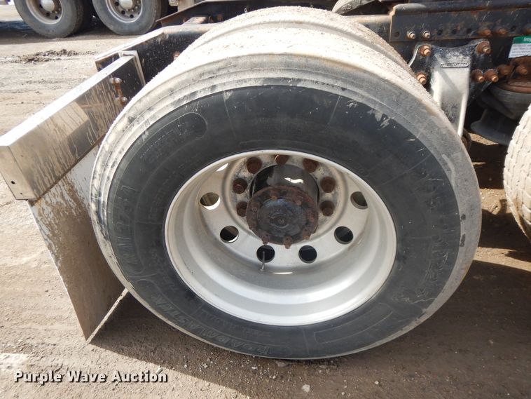 image for item DF6793 1997 Freightliner FLD120  semi truck