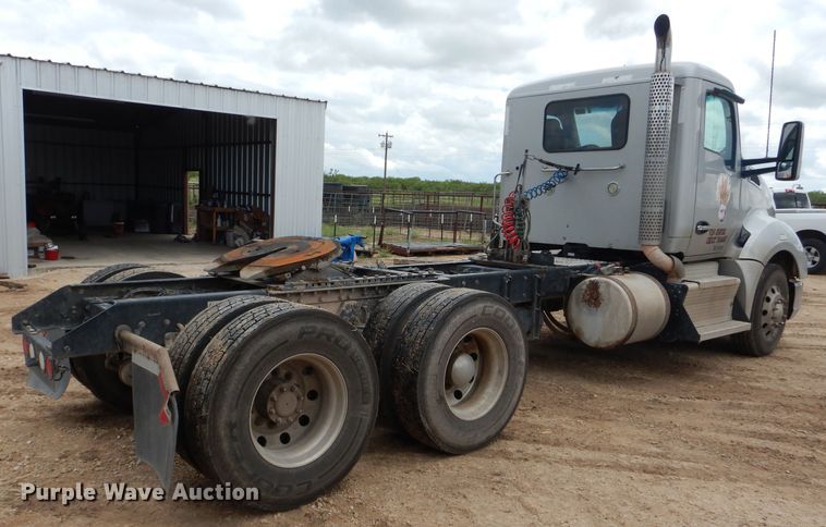 image for item DJ8850 2016 Kenworth T680  semi truck