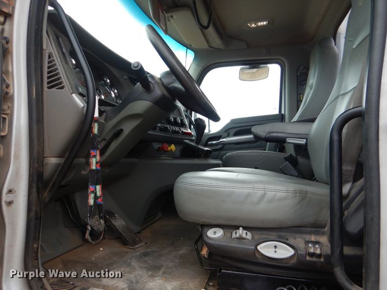 image for item DJ8850 2016 Kenworth T680  semi truck