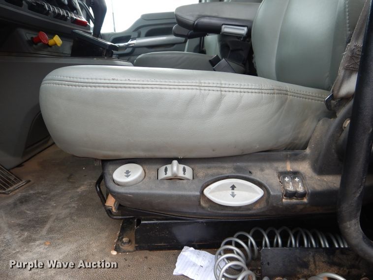 image for item DJ8850 2016 Kenworth T680  semi truck