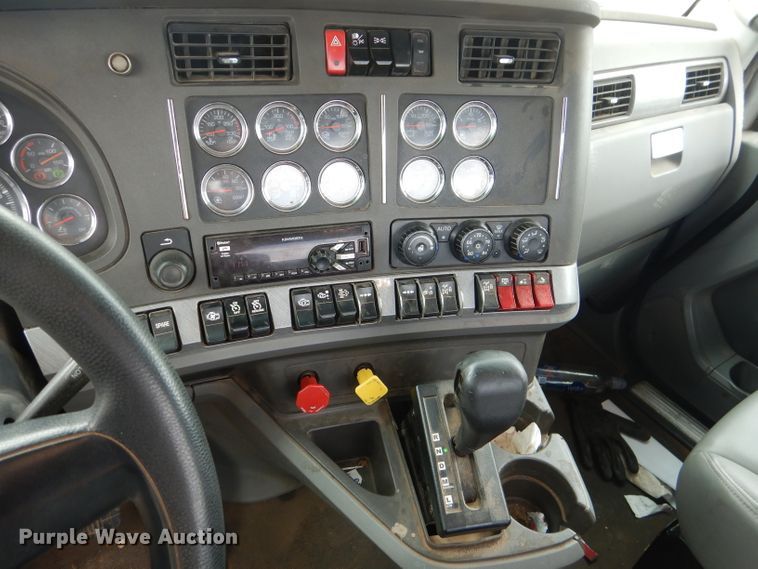 image for item DJ8850 2016 Kenworth T680  semi truck