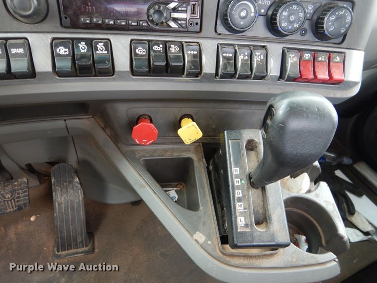 image for item DJ8850 2016 Kenworth T680  semi truck