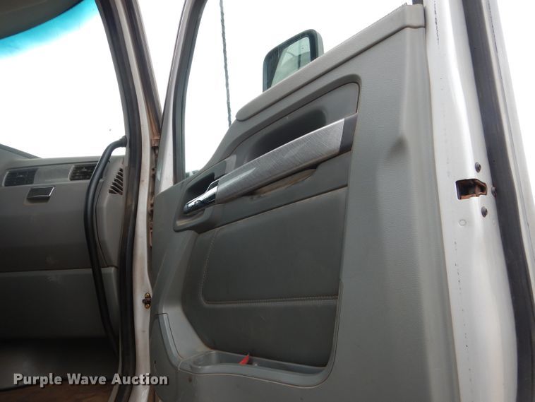 image for item DJ8850 2016 Kenworth T680  semi truck