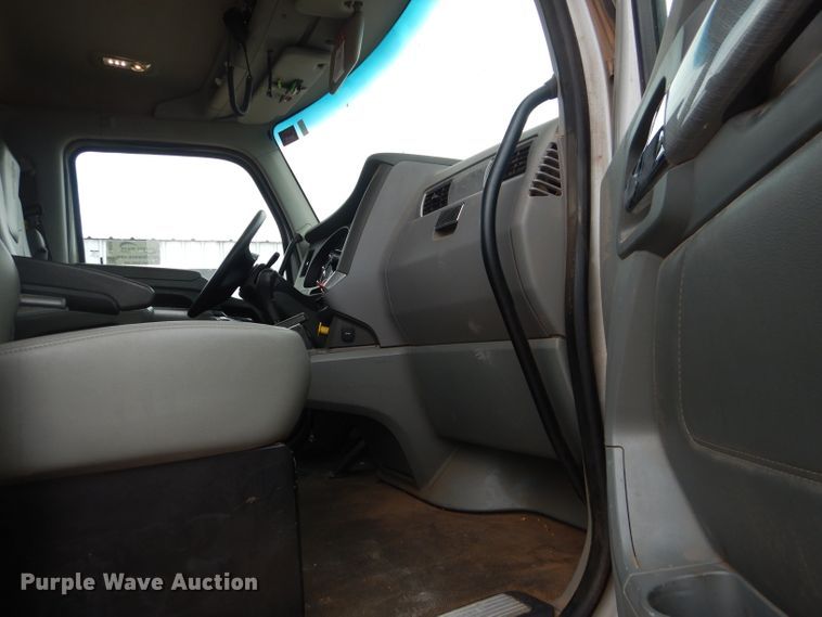 image for item DJ8850 2016 Kenworth T680  semi truck