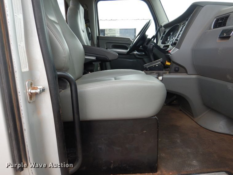 image for item DJ8850 2016 Kenworth T680  semi truck