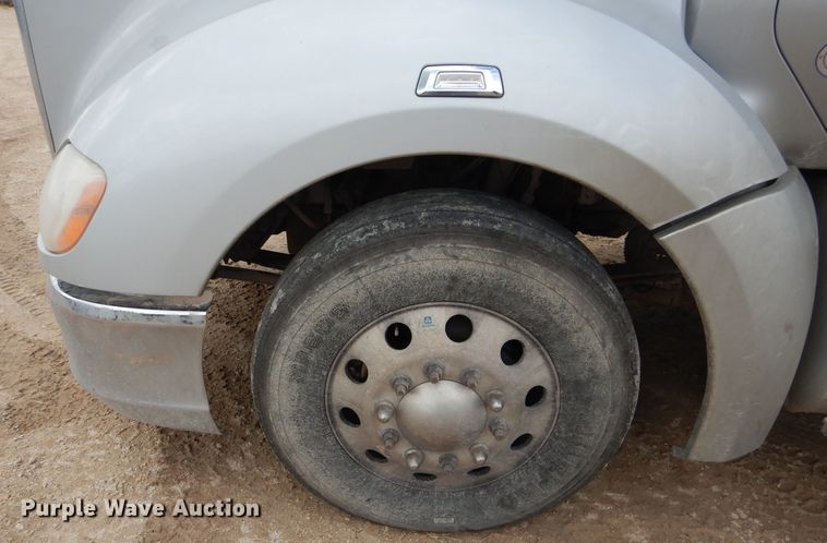 image for item DJ8850 2016 Kenworth T680  semi truck