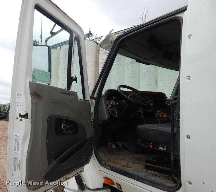 image for item DL0411 2010 International ProStar  semi truck