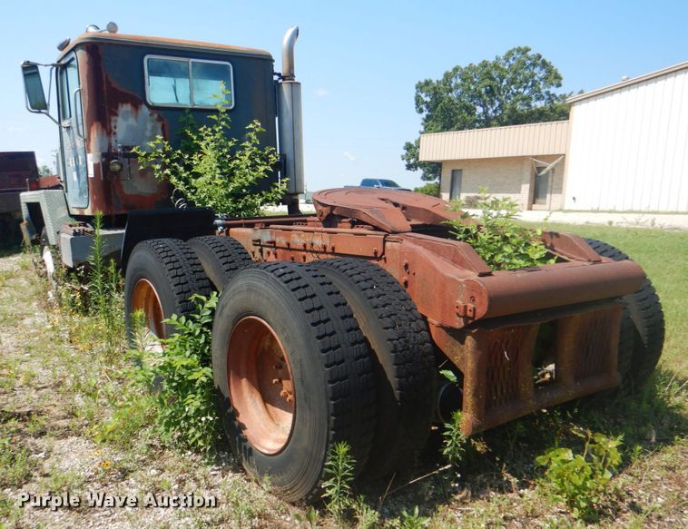 image for item DM3843 1980 International 5070  semi truck
