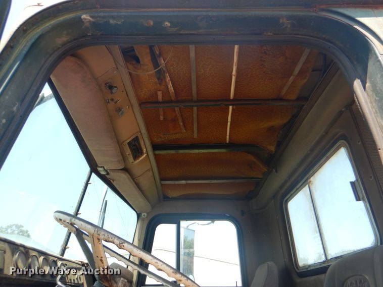 image for item DM3843 1980 International 5070  semi truck