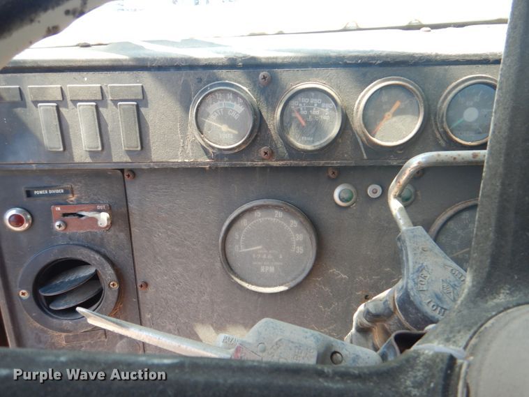 image for item DM3843 1980 International 5070  semi truck