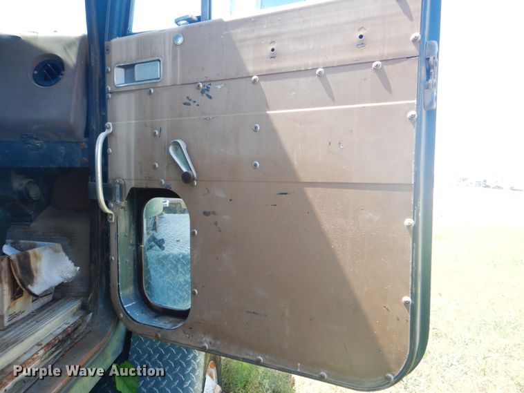 image for item DM3843 1980 International 5070  semi truck