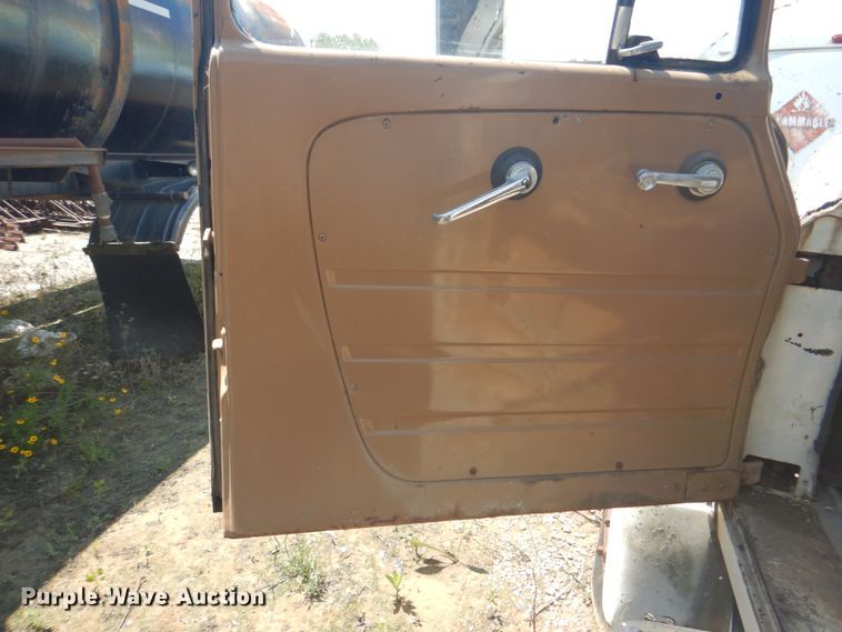 image for item DM3844 1974 International 1800  winch truck