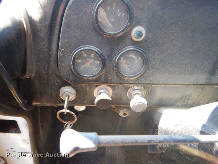 image for item DM3844 1974 International 1800  winch truck