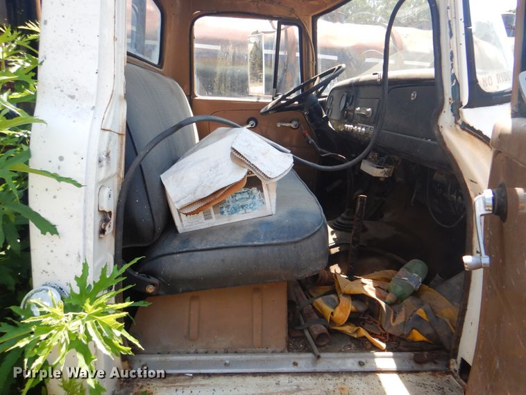 image for item DM3844 1974 International 1800  winch truck