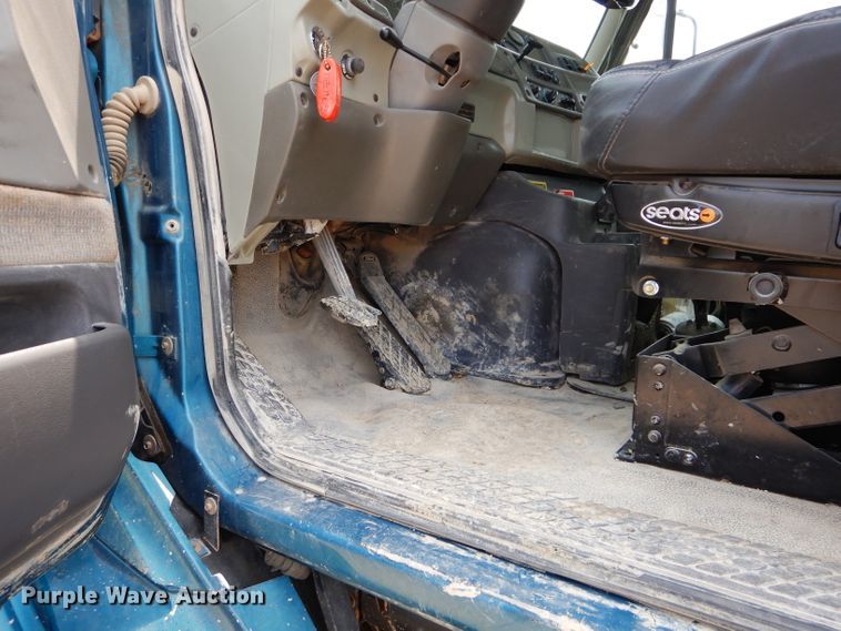 image for item DM4323 2000 Sterling L9511  semi truck