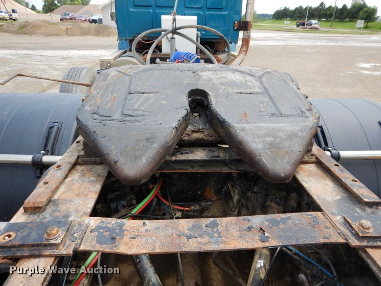 image for item DM4323 2000 Sterling L9511  semi truck