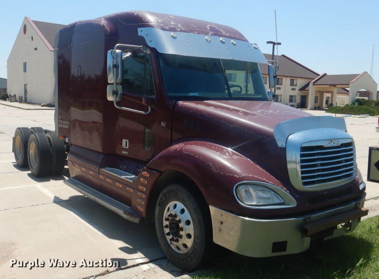 image for item DM5257 2004 Freightliner Columbia 120  semi truck